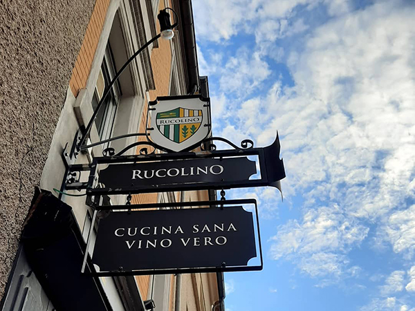 Image, Façade du bâtiment avec un accent sur les panneaux du restaurant Rucolino.