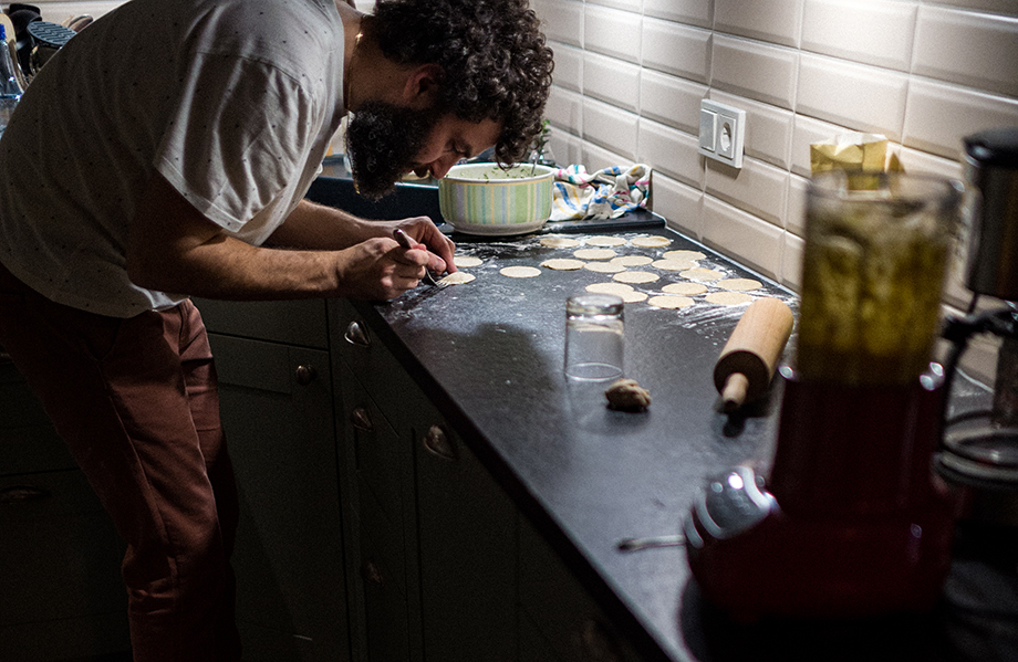 Image, Un chef Rucolino coupe sa pâte en forme. Le cuisinier peut être vu affiner complètement les formes avec un câble.