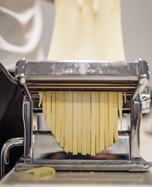 Image, La pâte maison est transformée en linguinis grâce à la presse à nouilles.